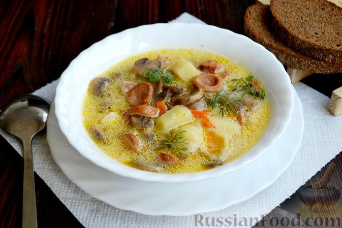 Фото к рецепту: Сырный суп с шампиньонами, сосисками и макаронами