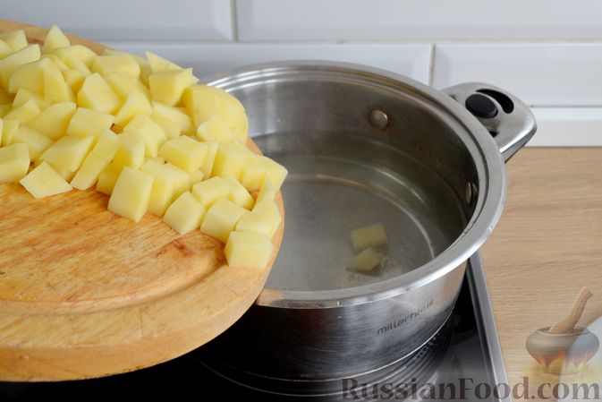 Фото приготовления рецепта: Сырный суп с шампиньонами, сосисками и макаронами - шаг №6