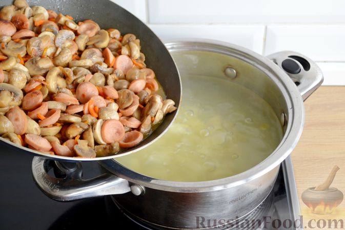 Фото приготовления рецепта: Сырный суп с шампиньонами, сосисками и макаронами - шаг №9