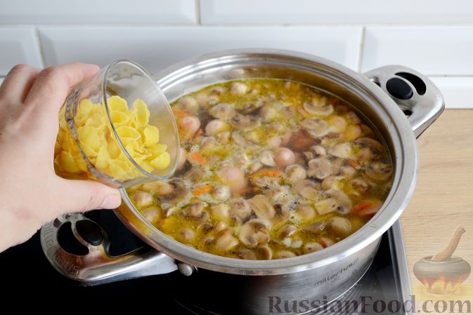 Фото приготовления рецепта: Сырный суп с шампиньонами, сосисками и макаронами - шаг №10