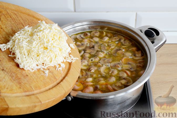 Фото приготовления рецепта: Сырный суп с шампиньонами, сосисками и макаронами - шаг №11