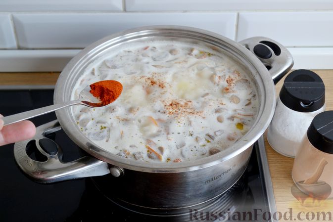 Фото приготовления рецепта: Сырный суп с шампиньонами, сосисками и макаронами - шаг №12