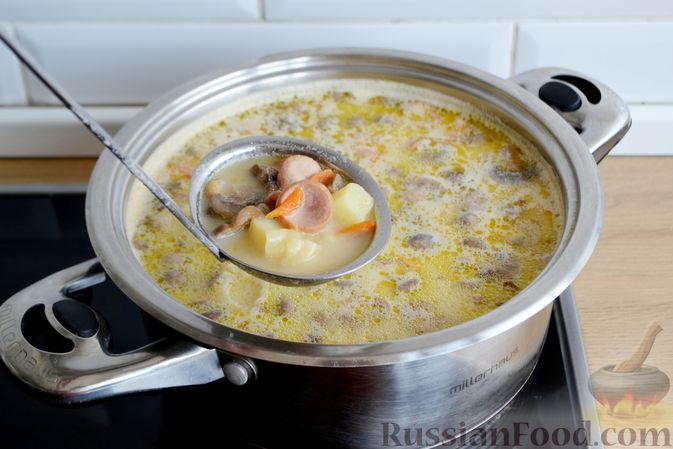 Фото приготовления рецепта: Сырный суп с шампиньонами, сосисками и макаронами - шаг №13