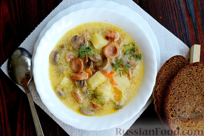 Фото приготовления рецепта: Сырный суп с шампиньонами, сосисками и макаронами - шаг №15