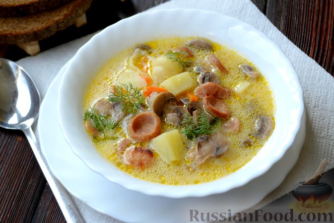 Фото приготовления рецепта: Сырный суп с шампиньонами, сосисками и макаронами - шаг №16
