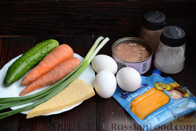 Фото приготовления рецепта: Слоёный салат с тунцом, сыром, морковью и огурцом - шаг №1