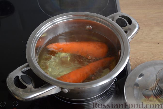Фото приготовления рецепта: Слоёный салат с тунцом, сыром, морковью и огурцом - шаг №2