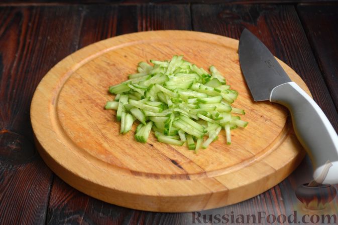 Фото приготовления рецепта: Слоёный салат с тунцом, сыром, морковью и огурцом - шаг №5