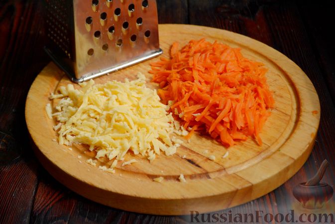 Фото приготовления рецепта: Слоёный салат с тунцом, сыром, морковью и огурцом - шаг №6