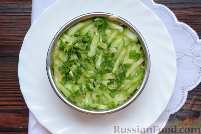 Фото приготовления рецепта: Слоёный салат с тунцом, сыром, морковью и огурцом - шаг №11