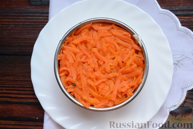 Фото приготовления рецепта: Слоёный салат с тунцом, сыром, морковью и огурцом - шаг №12