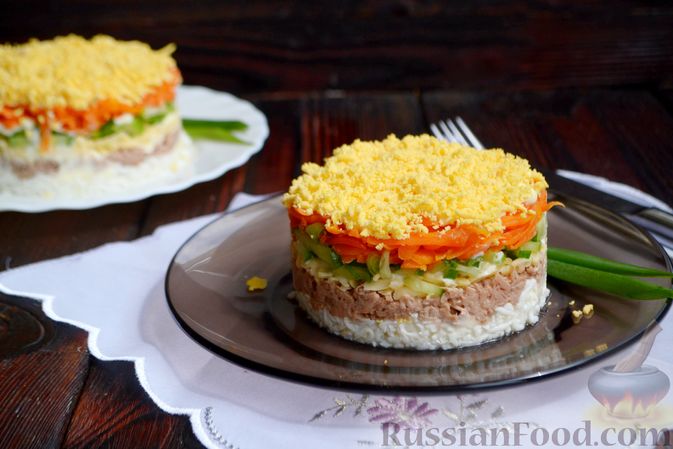 Фото приготовления рецепта: Слоёный салат с тунцом, сыром, морковью и огурцом - шаг №14