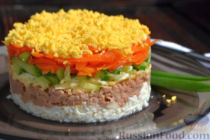 Фото приготовления рецепта: Слоёный салат с тунцом, сыром, морковью и огурцом - шаг №16