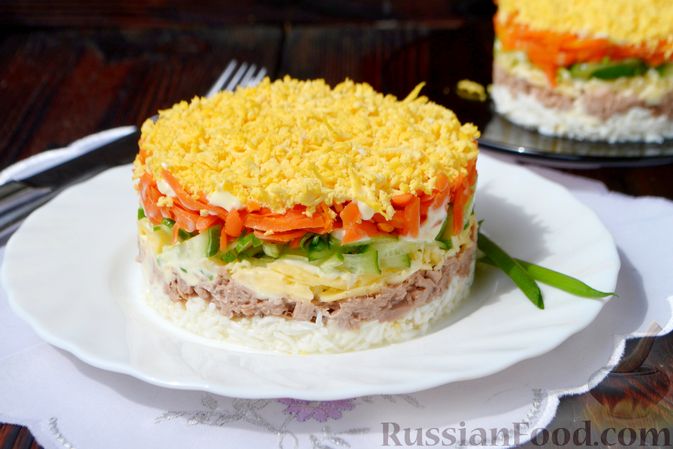 Фото к рецепту: Слоёный салат с тунцом, сыром, морковью и огурцом