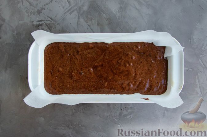 Фото приготовления рецепта: Шоколадно-банановый кекс со сметанным кремом - шаг №9