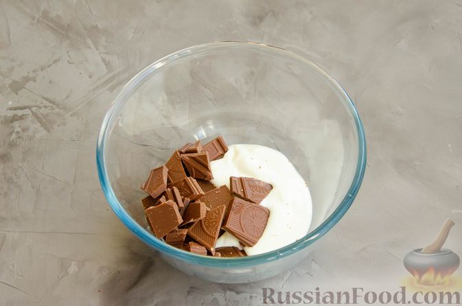 Фото приготовления рецепта: Шоколадно-банановый кекс со сметанным кремом - шаг №11