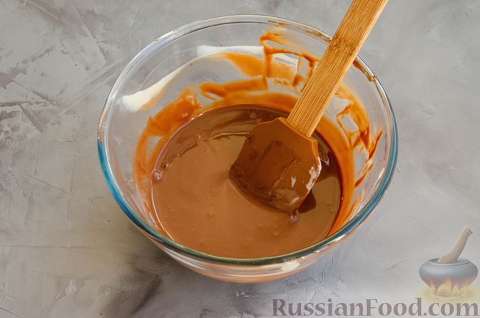 Фото приготовления рецепта: Шоколадно-банановый кекс со сметанным кремом - шаг №12