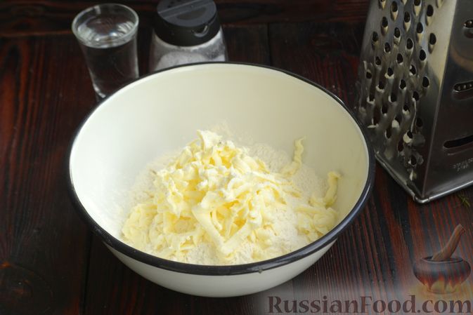 Фото приготовления рецепта: Открытый пирог с сыром и зеленью - шаг №2