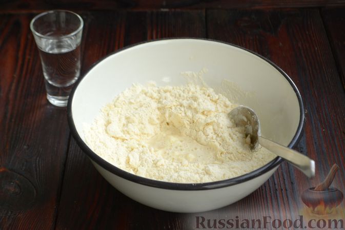 Фото приготовления рецепта: Открытый пирог с сыром и зеленью - шаг №3