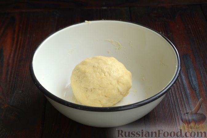 Фото приготовления рецепта: Открытый пирог с сыром и зеленью - шаг №4