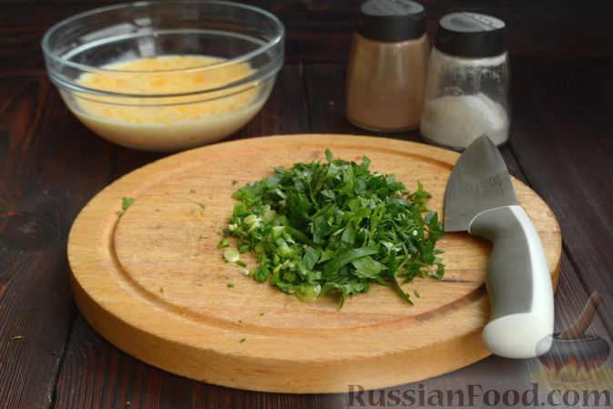 Фото приготовления рецепта: Открытый пирог с сыром и зеленью - шаг №7
