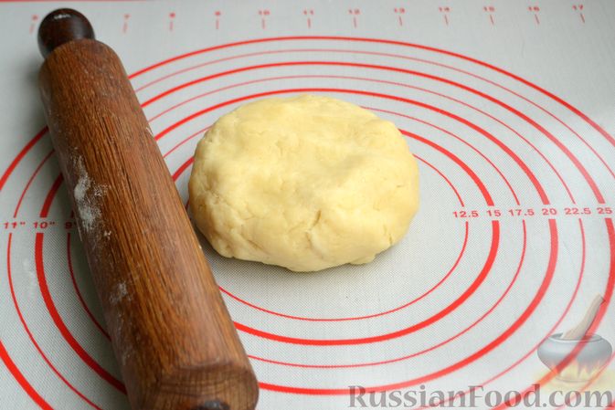 Фото приготовления рецепта: Открытый пирог с сыром и зеленью - шаг №9