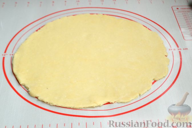 Фото приготовления рецепта: Открытый пирог с сыром и зеленью - шаг №10