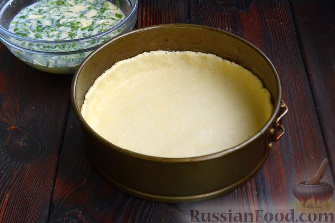 Фото приготовления рецепта: Открытый пирог с сыром и зеленью - шаг №11