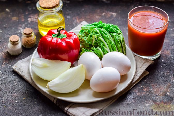 Фото приготовления рецепта: Омлет с пекинской капустой, болгарским перцем и томатным соком - шаг №1