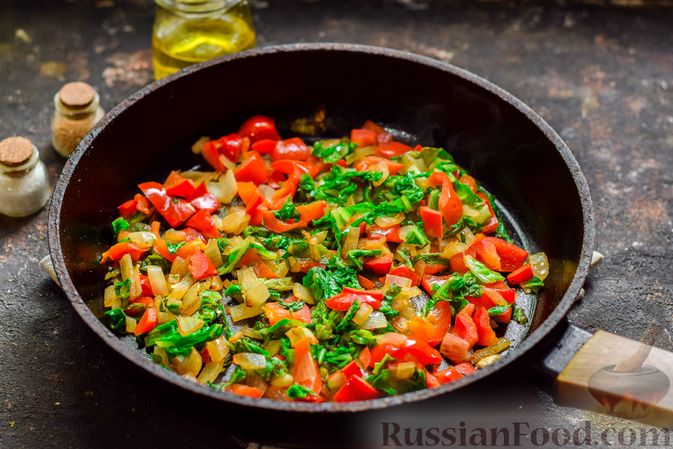Фото приготовления рецепта: Омлет с пекинской капустой, болгарским перцем и томатным соком - шаг №5