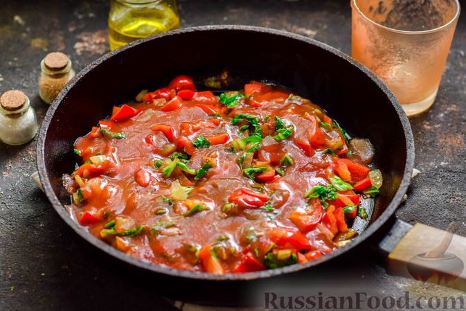 Фото приготовления рецепта: Омлет с пекинской капустой, болгарским перцем и томатным соком - шаг №6
