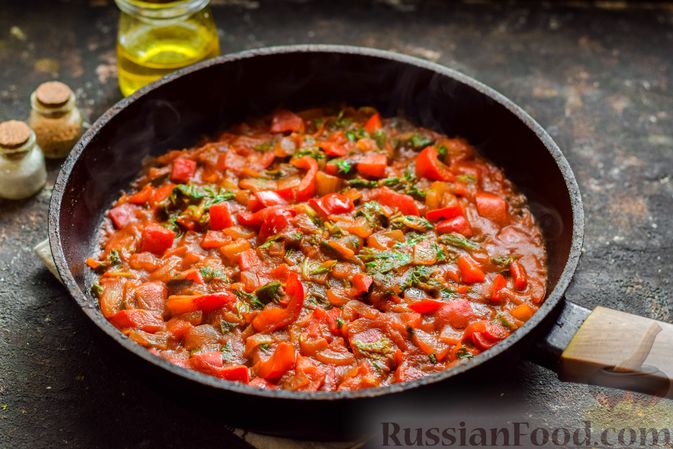 Фото приготовления рецепта: Омлет с пекинской капустой, болгарским перцем и томатным соком - шаг №9