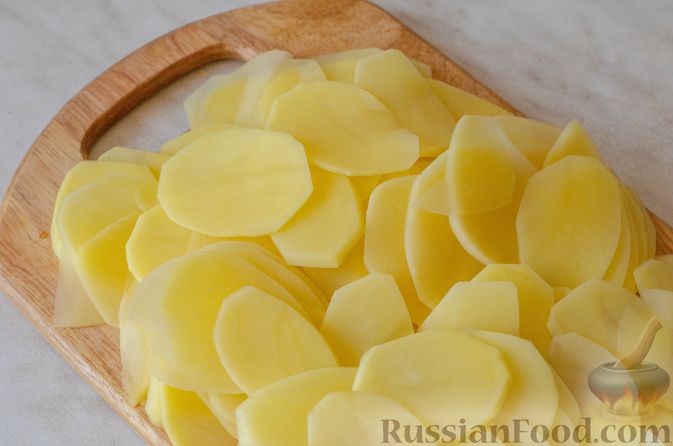 Фото приготовления рецепта: Картофель с оливками, запечённый в сливках - шаг №5
