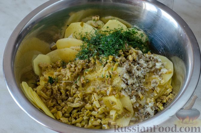 Фото приготовления рецепта: Картофель с оливками, запечённый в сливках - шаг №8