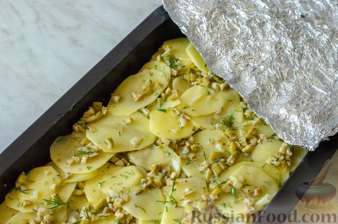 Фото приготовления рецепта: Картофель с оливками, запечённый в сливках - шаг №10