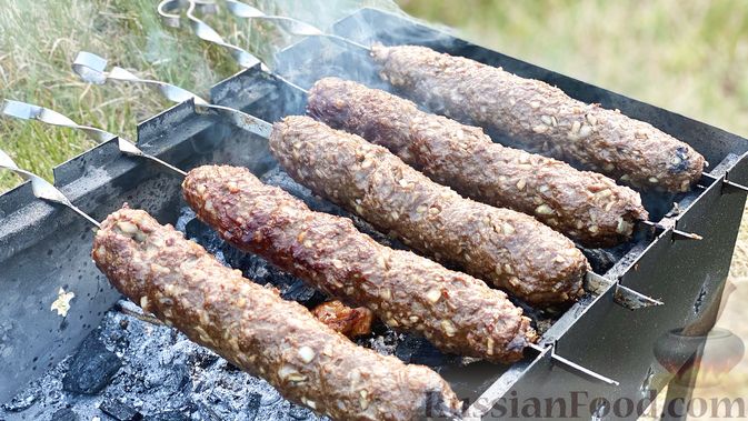 Фото к рецепту: Люля-кебаб из говядины, с курдючным жиром (на мангале)