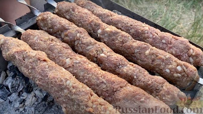Фото приготовления рецепта: Люля-кебаб из говядины, с курдючным жиром (на мангале) - шаг №7