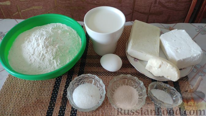 Фото приготовления рецепта: Слоёный дрожжевой пирог с адыгейским сыром - шаг №1