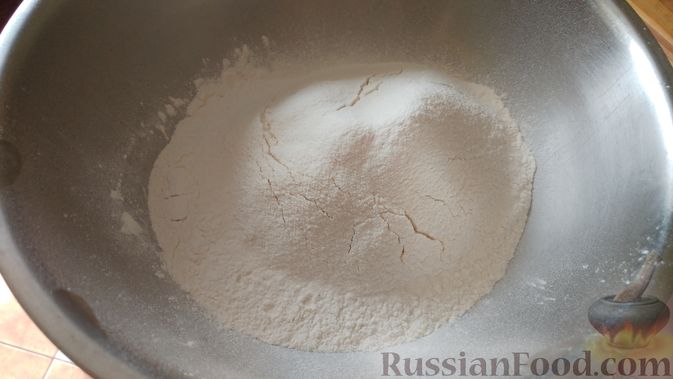 Фото приготовления рецепта: Слоёный дрожжевой пирог с адыгейским сыром - шаг №3