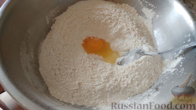 Фото приготовления рецепта: Слоёный дрожжевой пирог с адыгейским сыром - шаг №5
