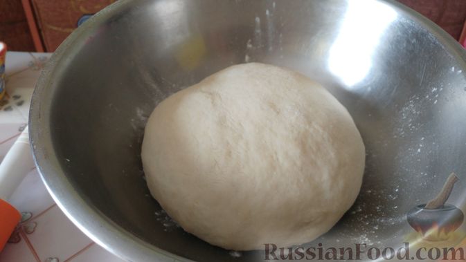Фото приготовления рецепта: Слоёный дрожжевой пирог с адыгейским сыром - шаг №9