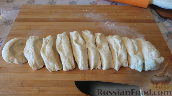 Фото приготовления рецепта: Слоёный дрожжевой пирог с адыгейским сыром - шаг №10