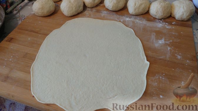 Фото приготовления рецепта: Слоёный дрожжевой пирог с адыгейским сыром - шаг №12