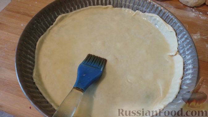 Фото приготовления рецепта: Слоёный дрожжевой пирог с адыгейским сыром - шаг №14