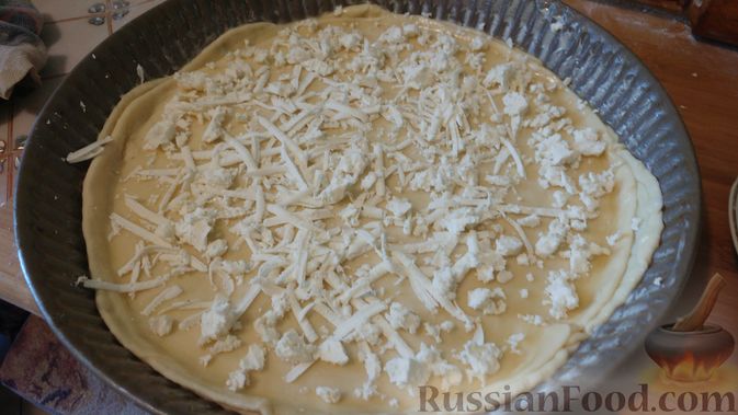 Фото приготовления рецепта: Слоёный дрожжевой пирог с адыгейским сыром - шаг №15