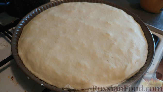 Фото приготовления рецепта: Слоёный дрожжевой пирог с адыгейским сыром - шаг №16
