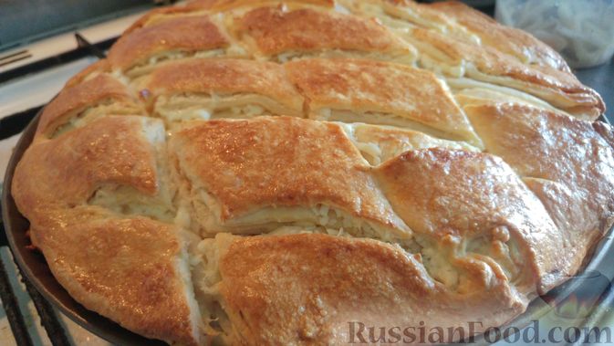 Фото приготовления рецепта: Слоёный дрожжевой пирог с адыгейским сыром - шаг №19