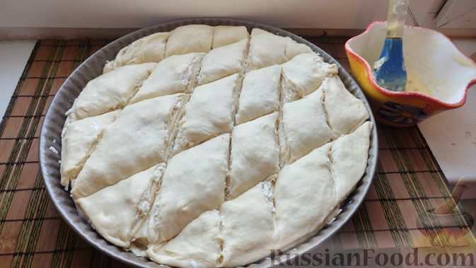Фото приготовления рецепта: Слоёный дрожжевой пирог с адыгейским сыром - шаг №18
