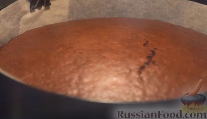 Фото приготовления рецепта: Шоколадный торт «Стаканчиковый» с творожно-сметанным кремом - шаг №5