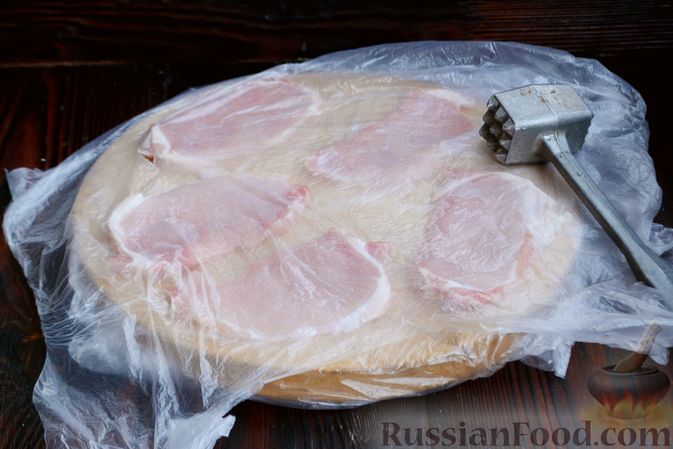 Фото приготовления рецепта: Свиные отбивные в соевом соусе - шаг №3